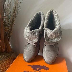 New. Soft Grey Leather Ankle Boots